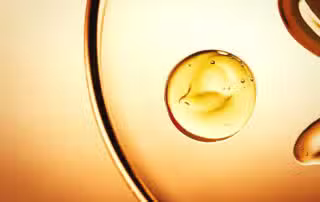 Golden facial oil droplet — fatty acid architecture for skin barrier repair